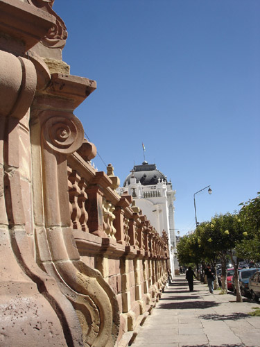 e Trottoirs le long de la cathedrale