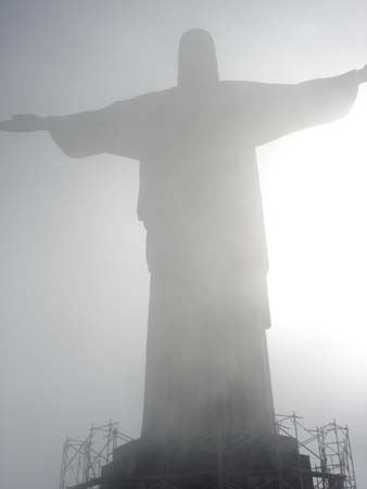 Le protecteur de Rio dans la brume